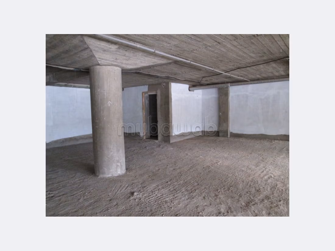 Offices & shops to rent in Bourgogne Ouest. Surface area 602 m². 