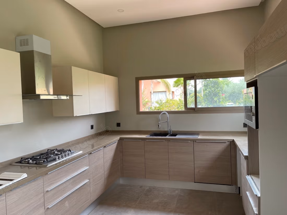 À la palmeraie excellente villa moderne de 4 suites vide sans vis à vis en location à l’année