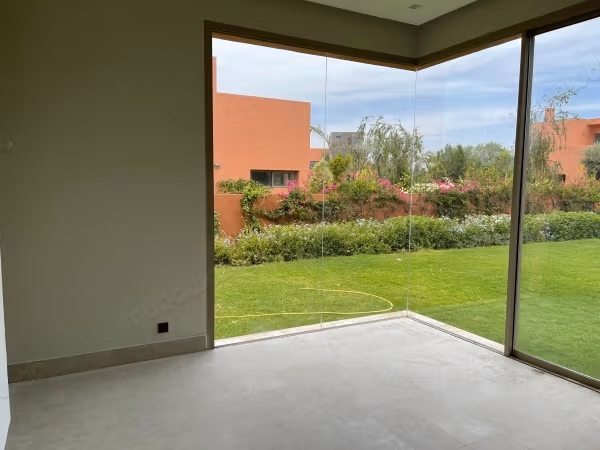 À la palmeraie excellente villa moderne de 4 suites vide sans vis à vis en location à l’année