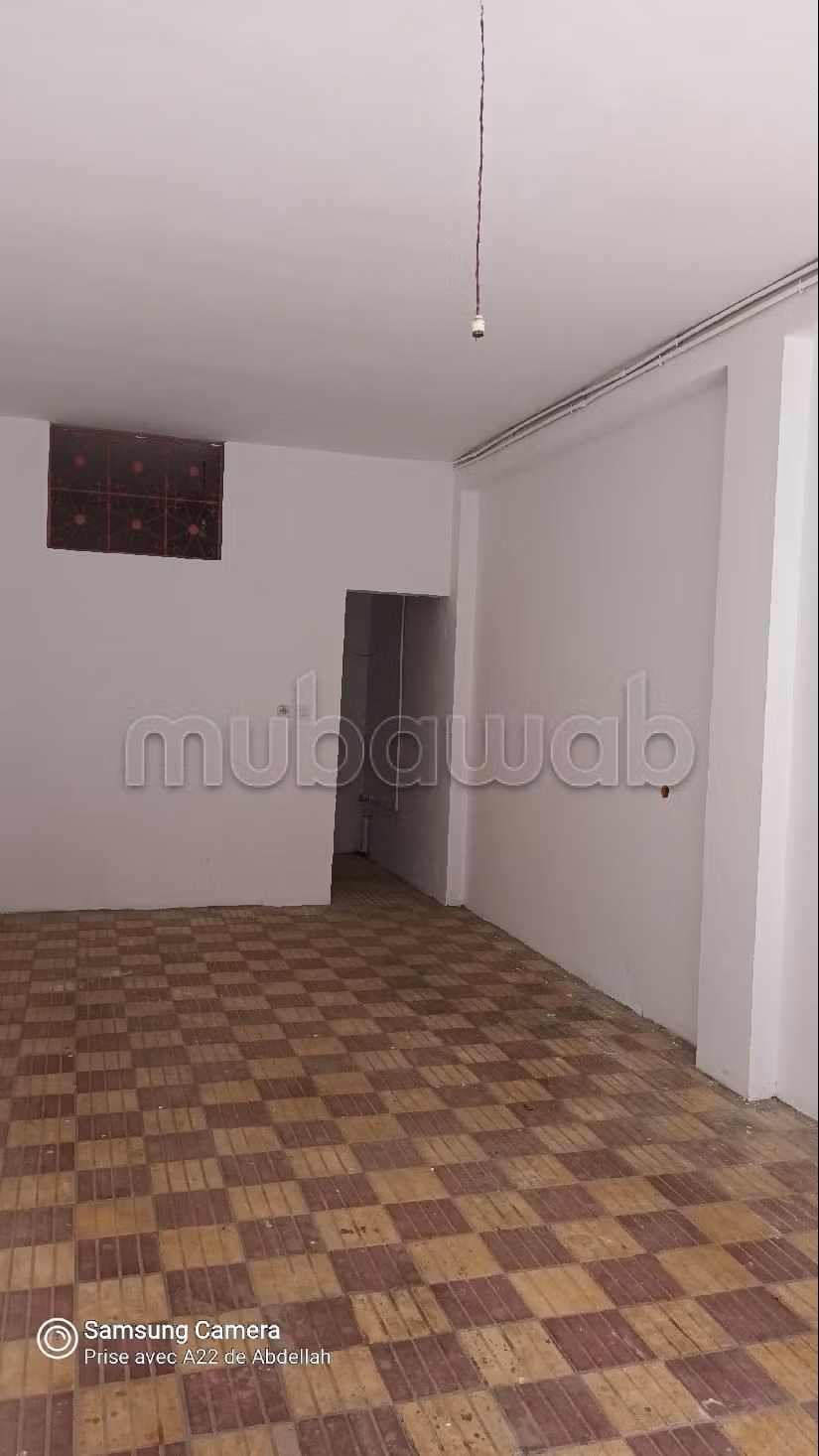 مكاتب ومحلات للكراء ب أولاد وجيه. المساحة الكلية 30 م².