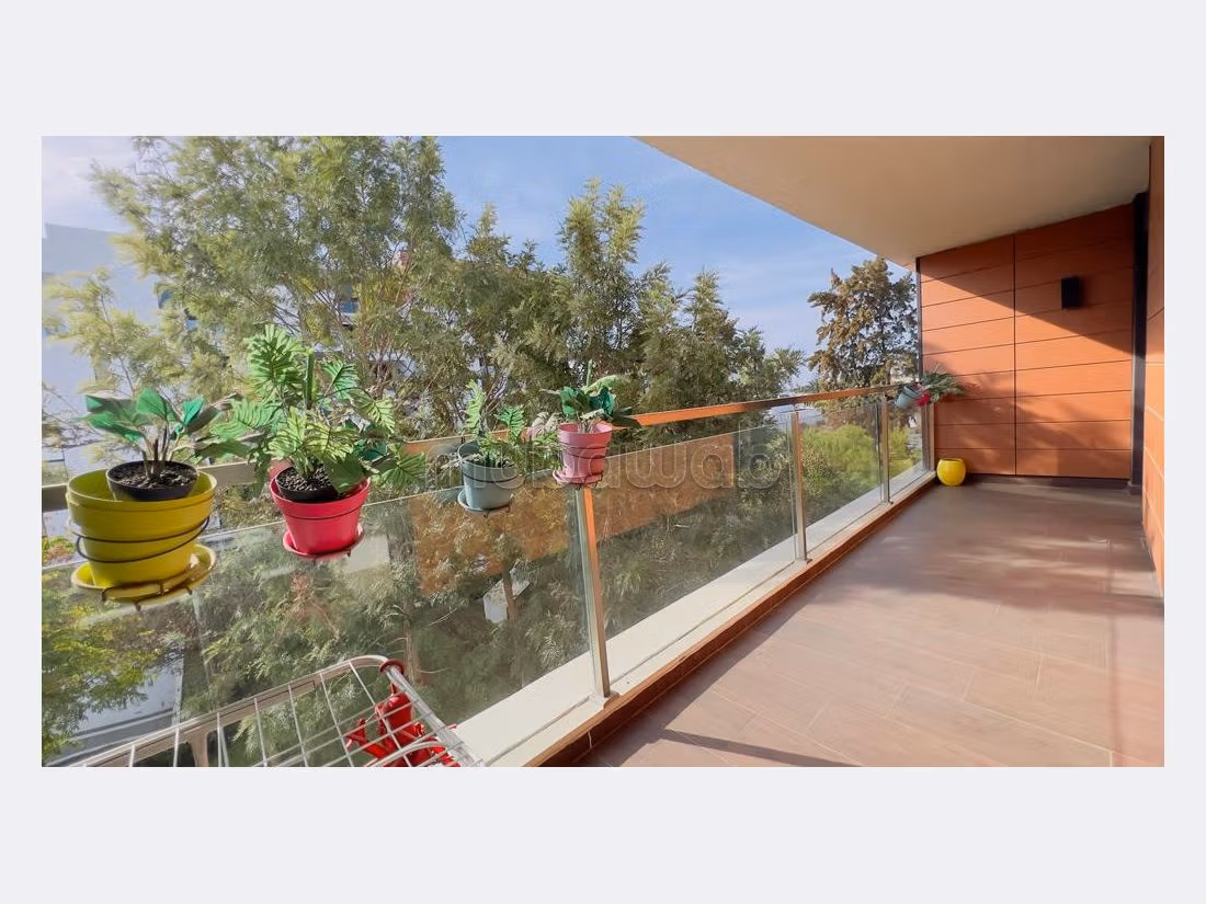 شقة للبيع بالسويسي. 4 غرف. موقف للسيارات وحديقة.