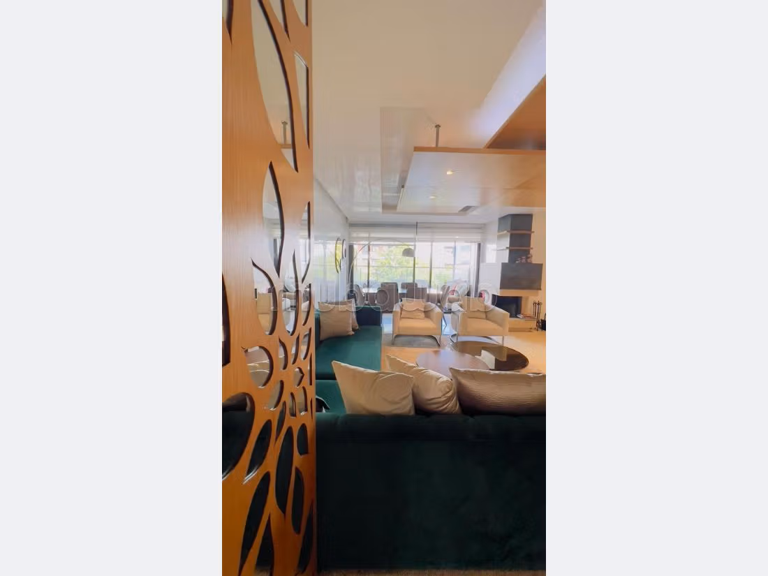 شقة للبيع بالسويسي. 4 غرف. موقف للسيارات وحديقة.