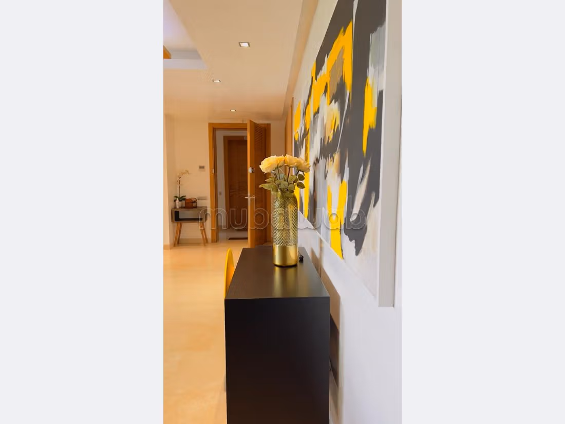 شقة للبيع بالسويسي. 4 غرف. موقف للسيارات وحديقة.