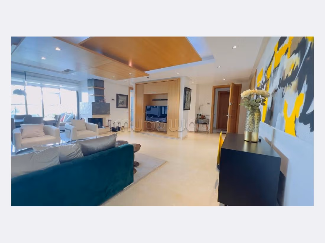 شقة للبيع بالسويسي. 4 غرف. موقف للسيارات وحديقة.