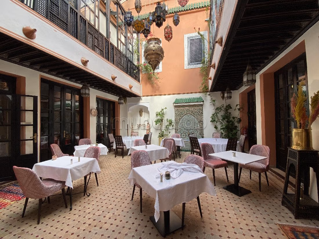 Este riad puede ser tuyo. Pequeña superficie 1244 m². Aire condicionado y piscina. 