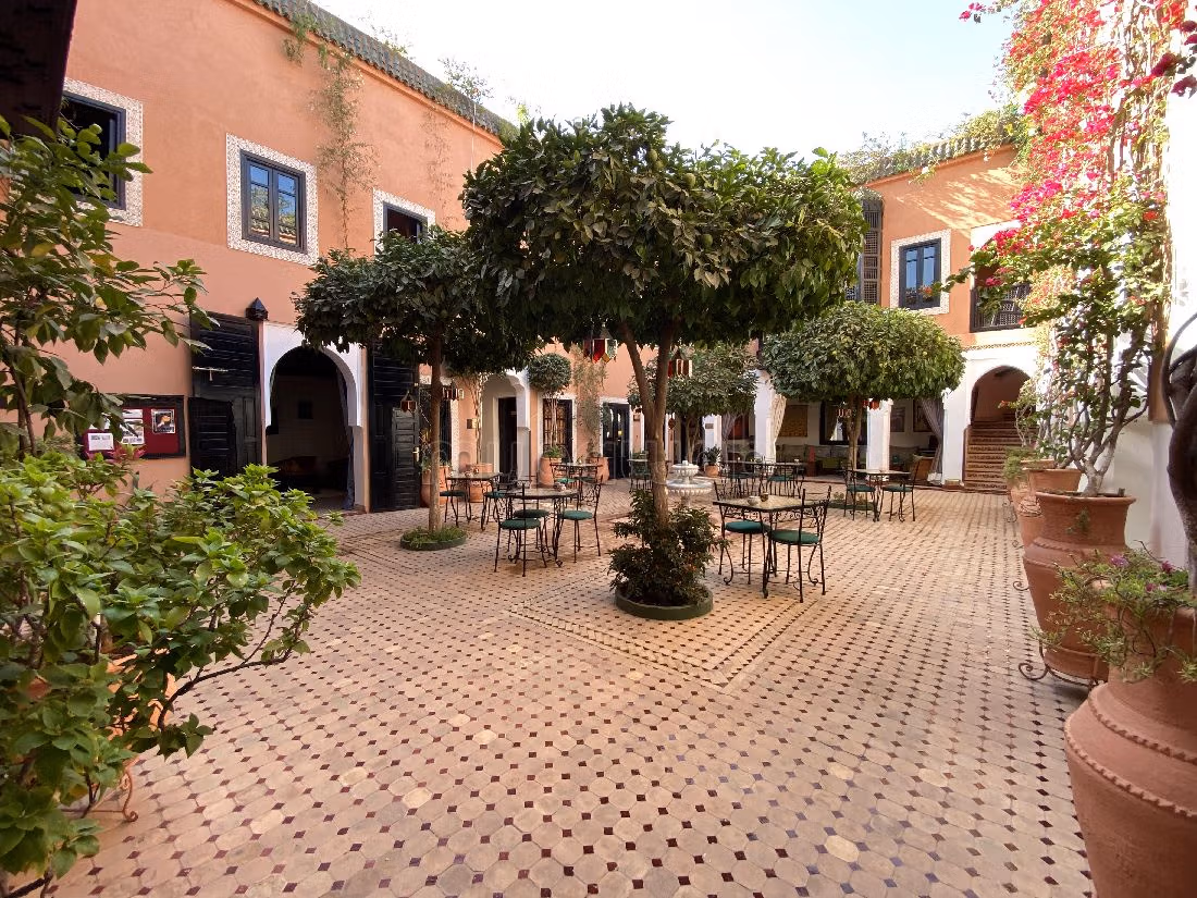 Este riad puede ser tuyo. Pequeña superficie 1244 m². Aire condicionado y piscina. 