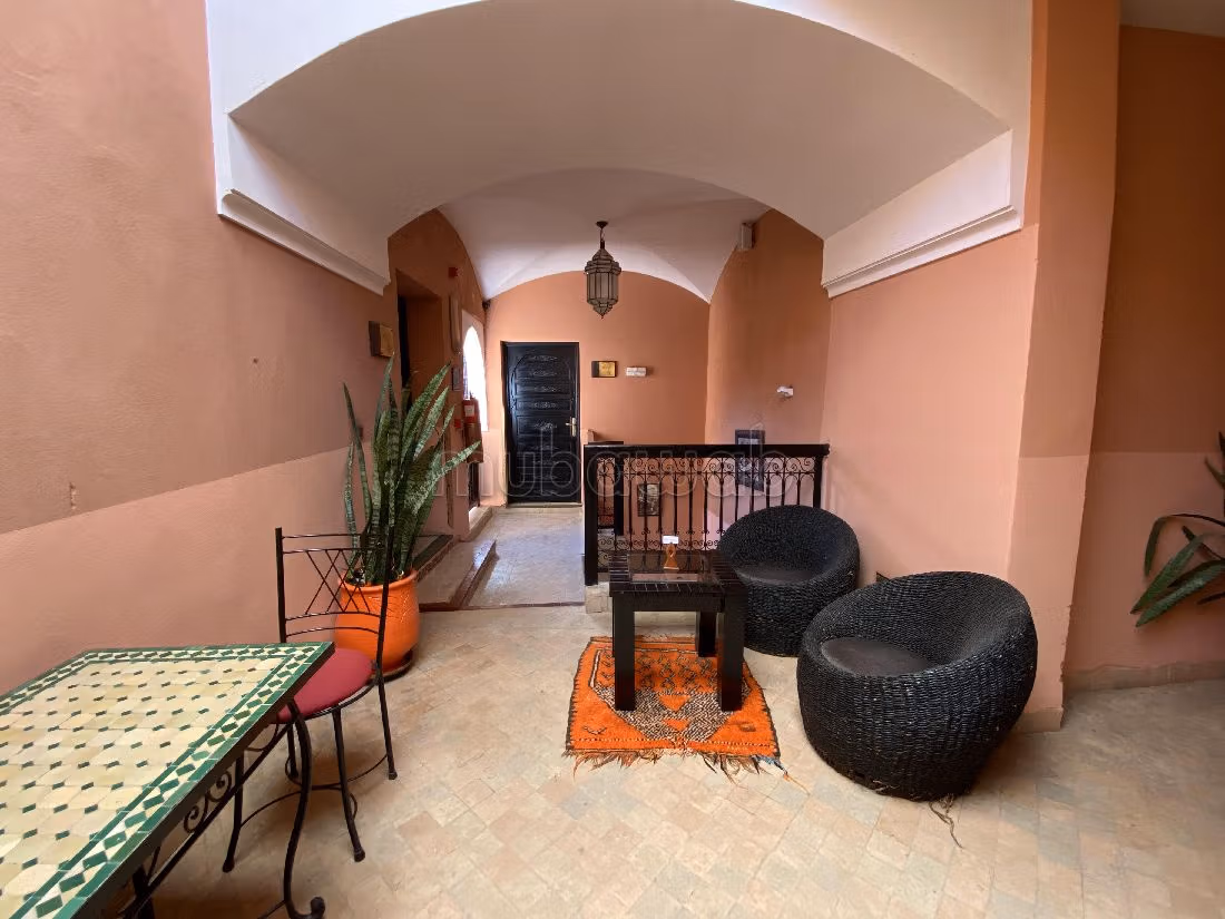 Este riad puede ser tuyo. Pequeña superficie 1244 m². Aire condicionado y piscina. 