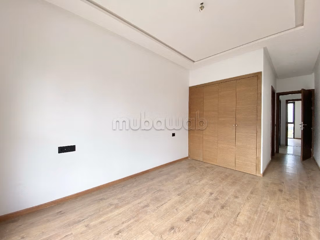 Flat for rent in Casablanca Finance City. 3 comfortable rooms. Reinforced door, security.
