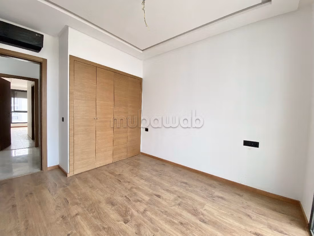 Flat for rent in Casablanca Finance City. 3 comfortable rooms. Reinforced door, security.