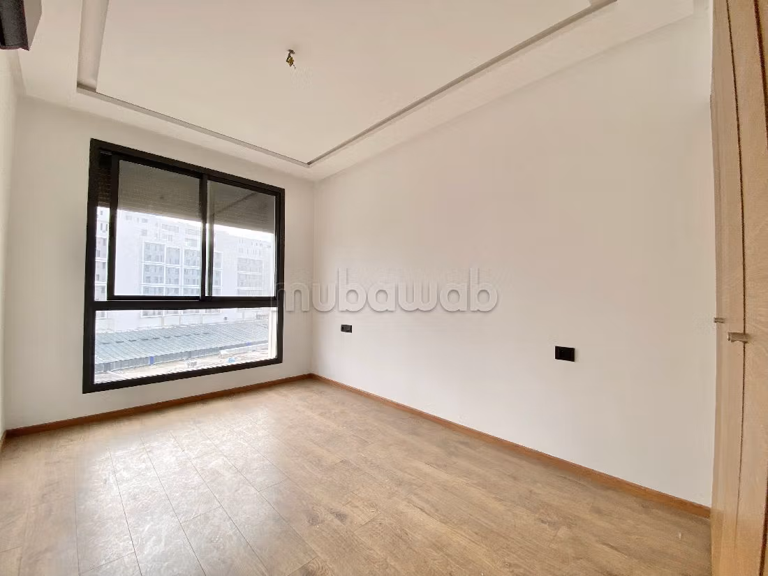 Flat for rent in Casablanca Finance City. 3 comfortable rooms. Reinforced door, security.