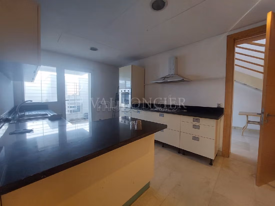 Location villa superficie 650m2 4chambres avec piscine, Bouskoura