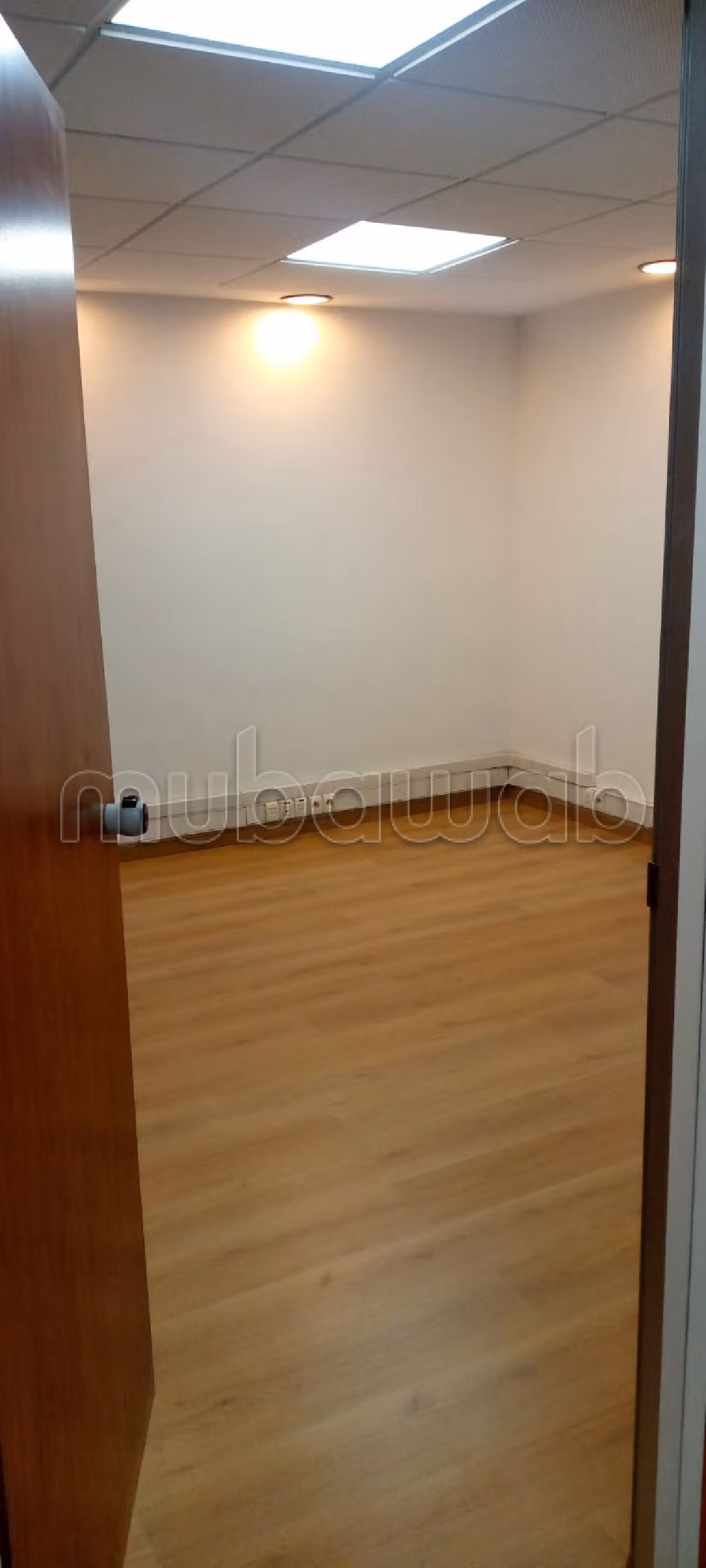 عقارت تجارية للكراء بحي المستشفيات. المساحة الإجمالية 132 م². تتوفر الإقامة على خدمة الكونسياج ونظام تكييف الهواء. 