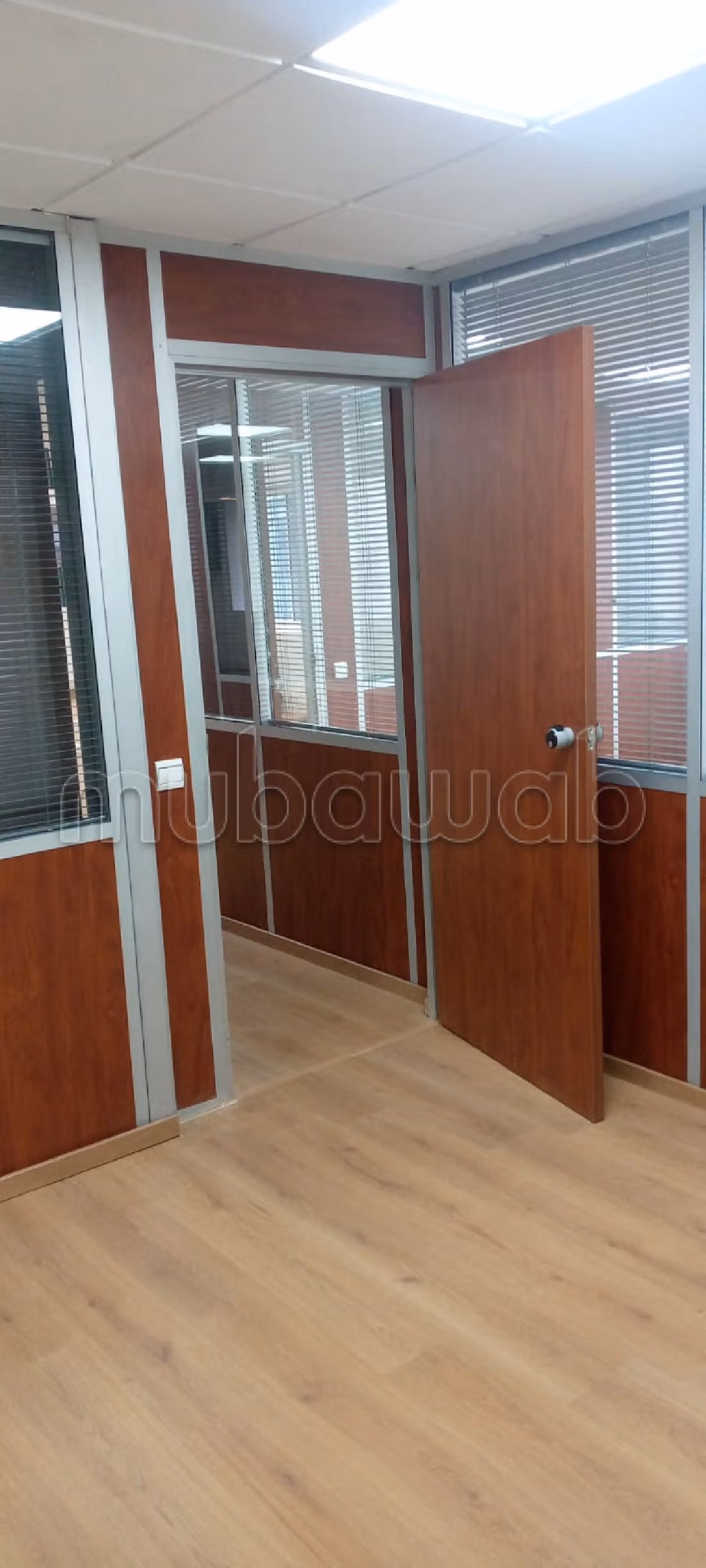 عقارت تجارية للكراء بحي المستشفيات. المساحة الإجمالية 132 م². تتوفر الإقامة على خدمة الكونسياج ونظام تكييف الهواء. 