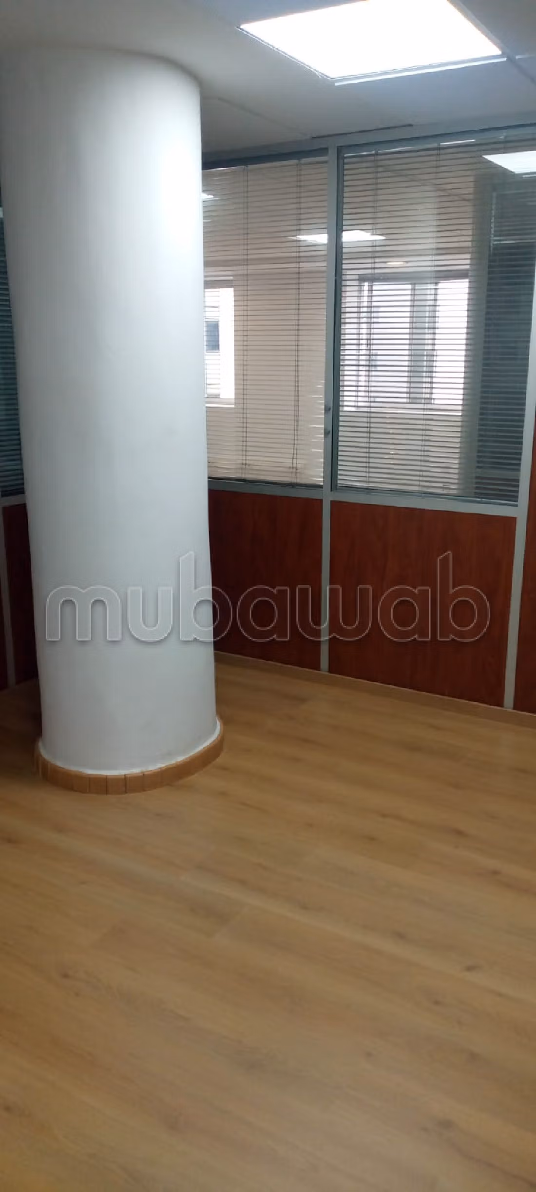 عقارت تجارية للكراء بحي المستشفيات. المساحة الإجمالية 132 م². تتوفر الإقامة على خدمة الكونسياج ونظام تكييف الهواء. 