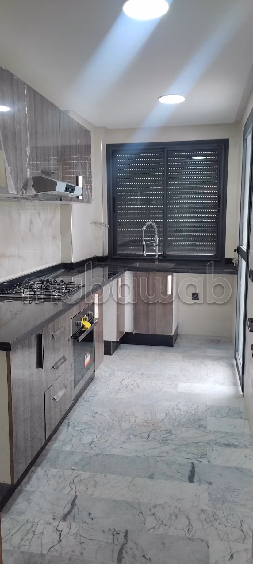 شقة رائعة للبيع ببوسكورة. المساحة الكلية 93 م². صحن فضائي وباب متين وممتاز.