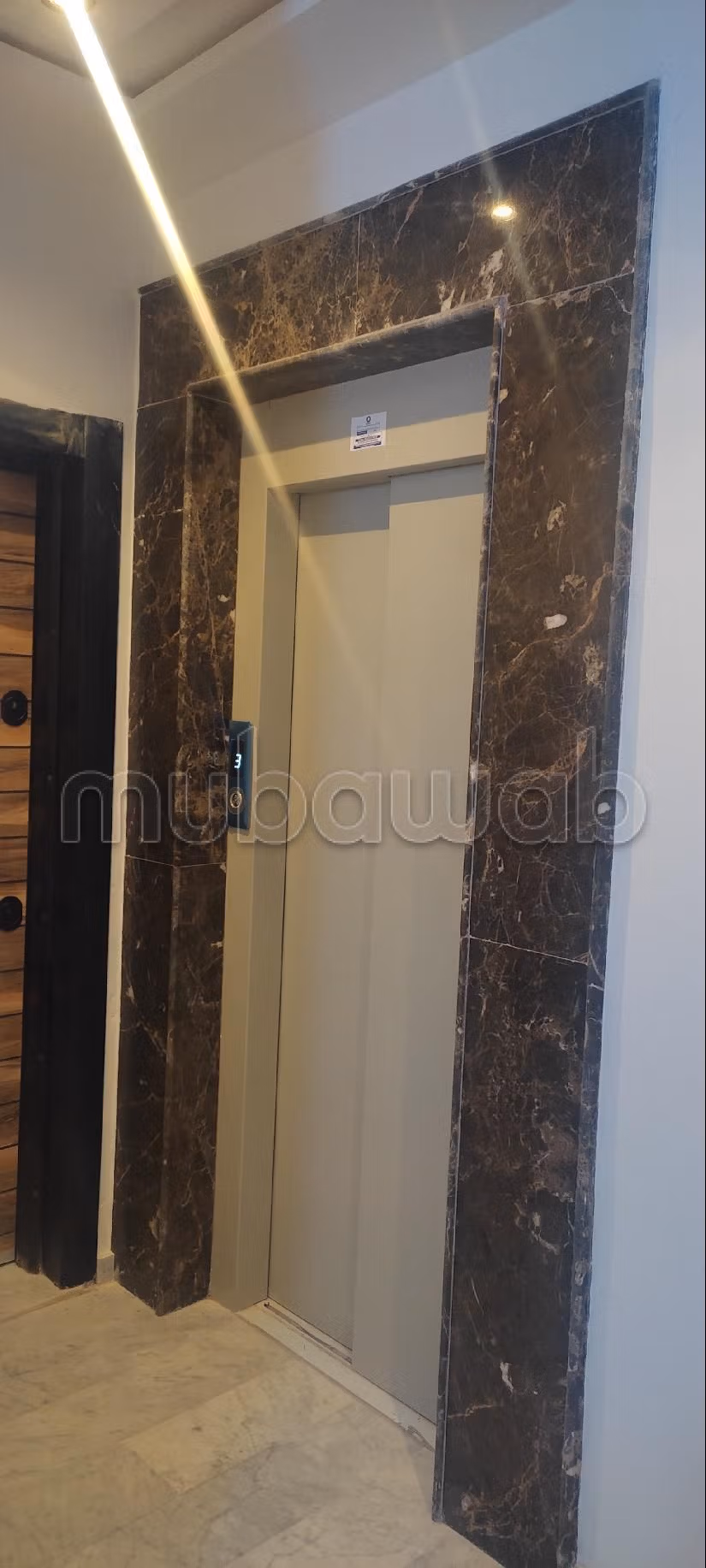 شقة رائعة للبيع ببوسكورة. المساحة الكلية 93 م². صحن فضائي وباب متين وممتاز.