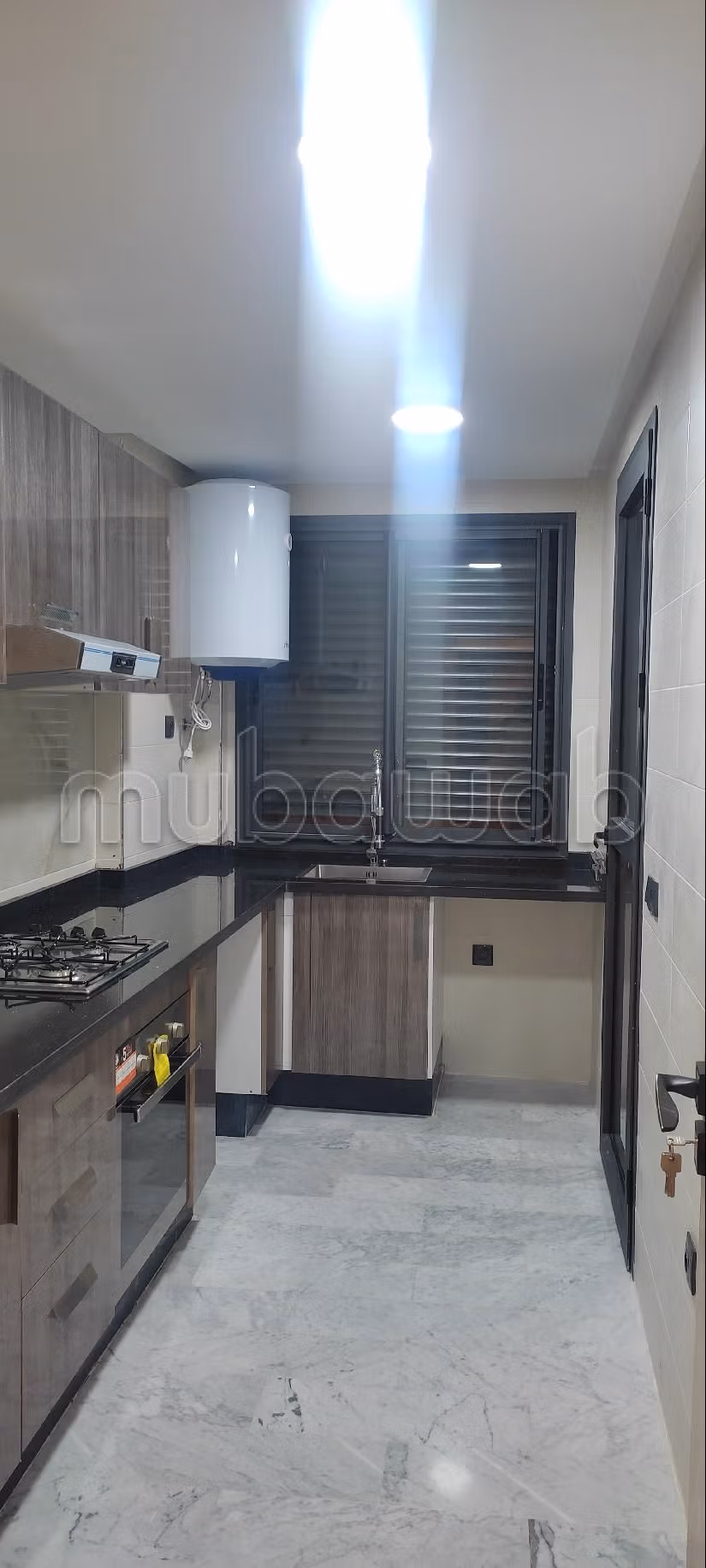 شقة رائعة للبيع ببوسكورة. المساحة الكلية 93 م². صحن فضائي وباب متين وممتاز.