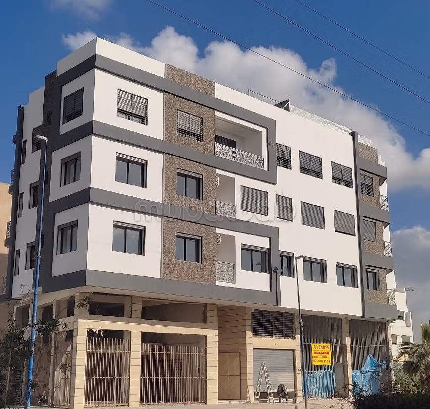 شقة رائعة للبيع ببوسكورة. المساحة الكلية 93 م². صحن فضائي وباب متين وممتاز.