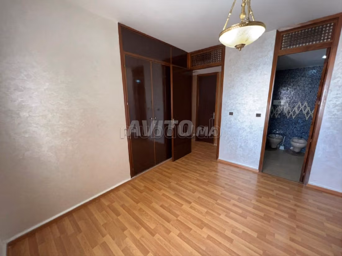 Kantoorruimte kopen in Palmier. Oppervlakte 88 m². Ramen met dubbel glas. 