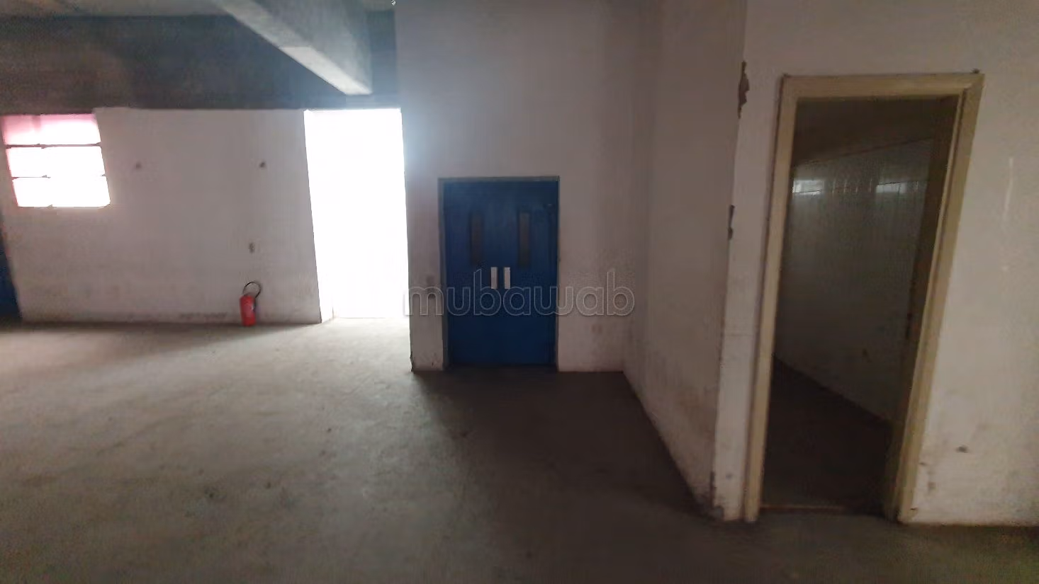 Offices & shops to rent in Zone Industrielle. Total area 3003 m². Robust door, On site security. 