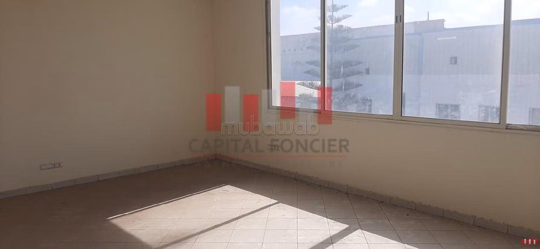 Commercieel vastgoed beschikbaar in Zone industrielle. Oppervlakte 1800 m². 