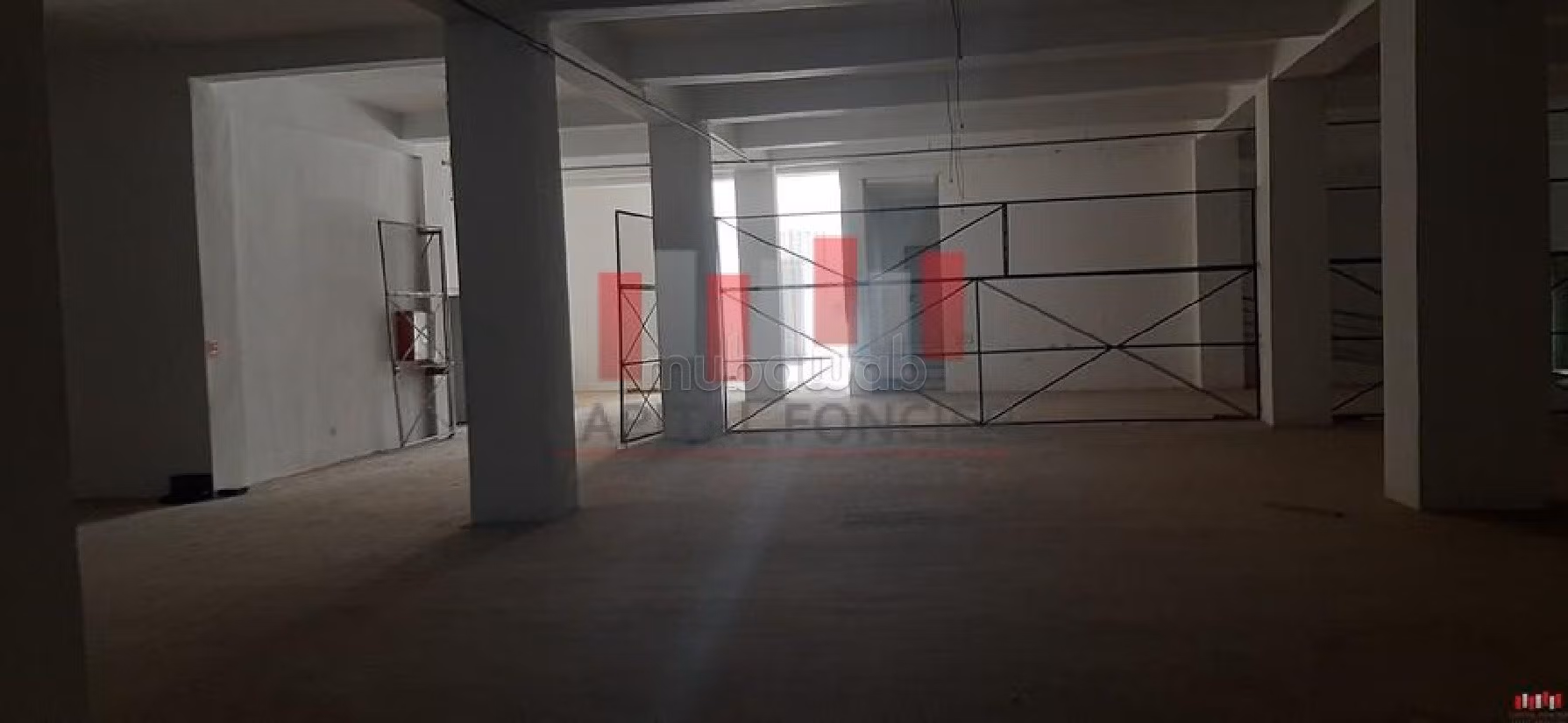 Commercieel vastgoed beschikbaar in Zone industrielle. Oppervlakte 1800 m². 