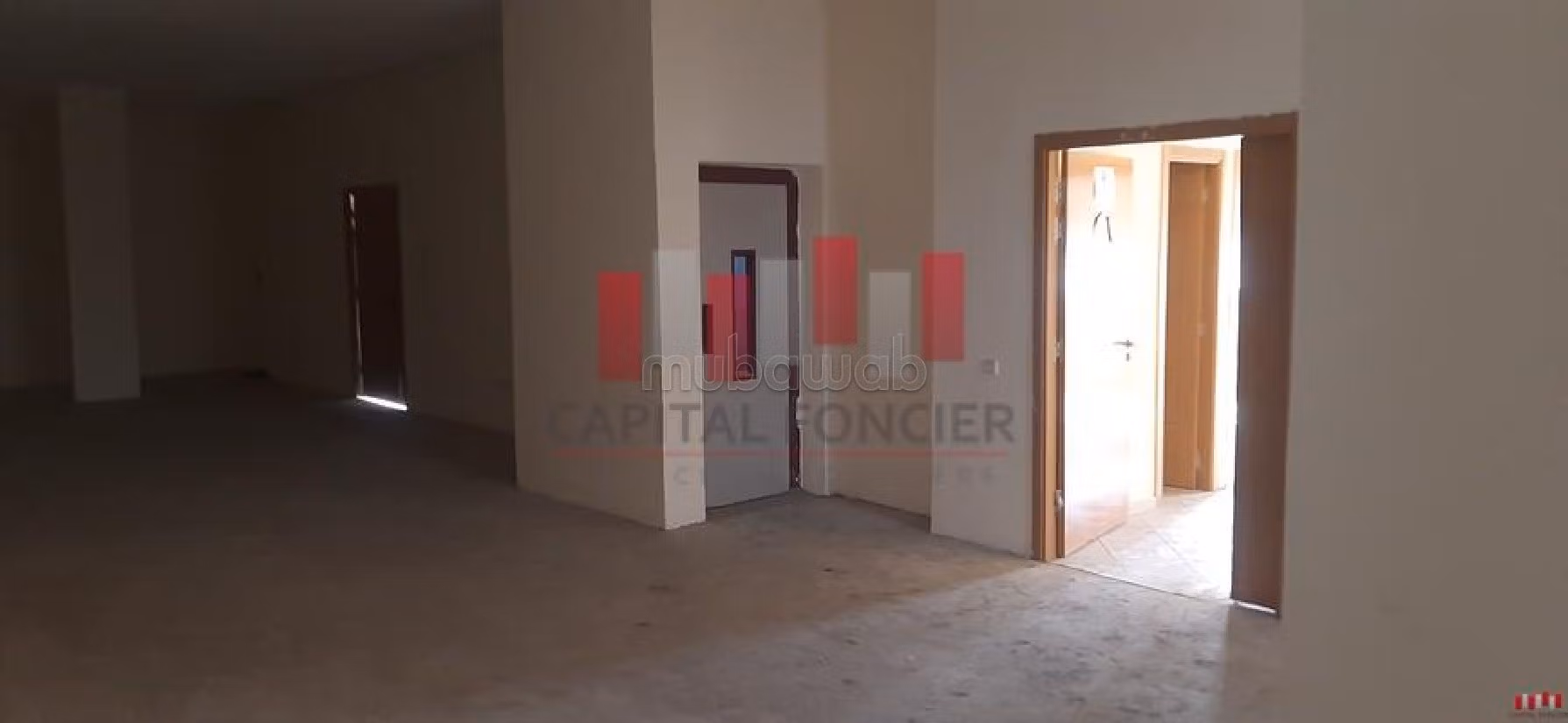 Commercieel vastgoed beschikbaar in Zone industrielle. Oppervlakte 1800 m². 