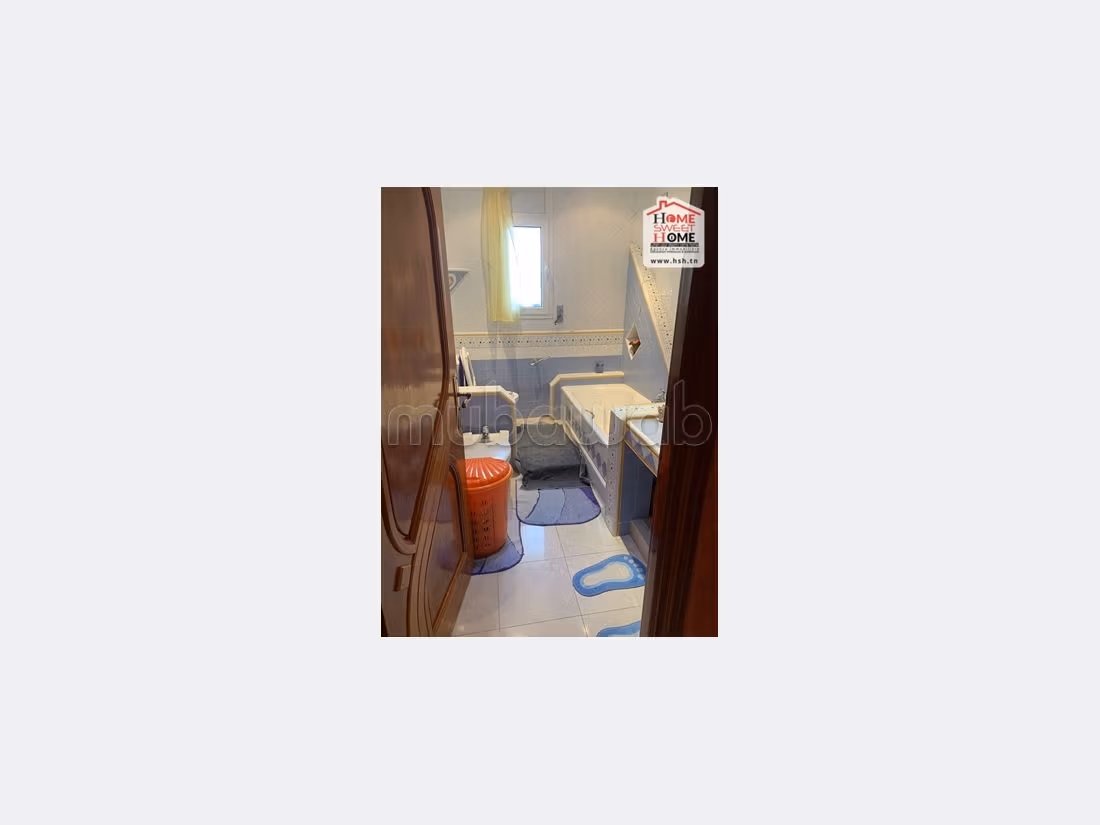 فيلا فاخرة للبيع ب بال فو. 6 غرف ممتازة. مكان وقوف السيارات وشرفة. 