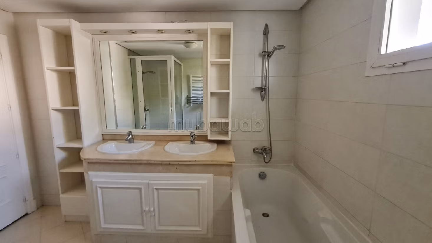 Location villa de haut standing à Ain Diab. 4 belles chambres. Système de parabole et résidence sécurisée