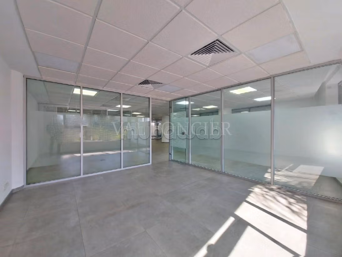 Comodo ufficio in affitto a Sidi Maarouf. Superficie totale 295 m². Posto auto