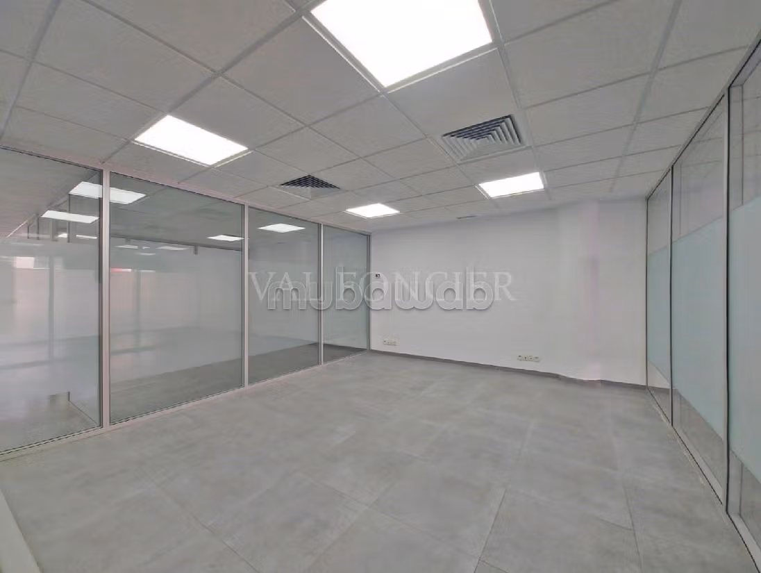 Comodo ufficio in affitto a Sidi Maarouf. Superficie totale 295 m². Posto auto