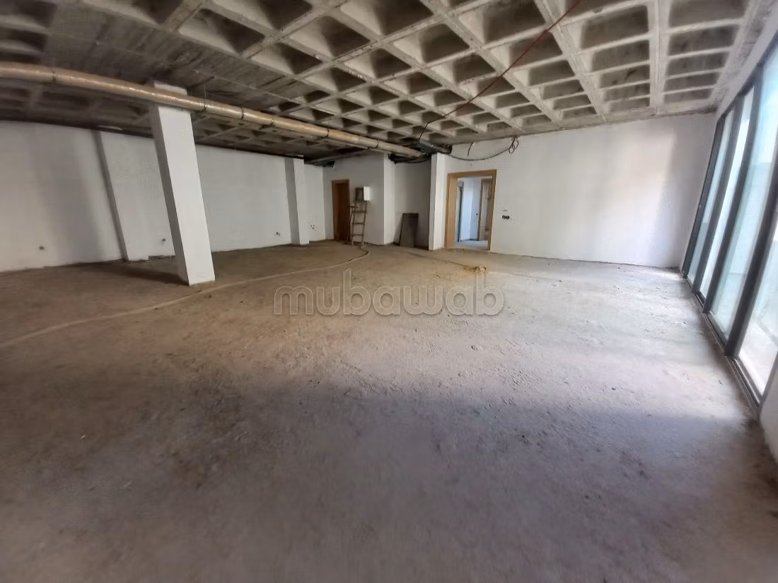 Kantoorruimte beschikbaar in Racine. Oppervlakte 900 m². Met terras en lift