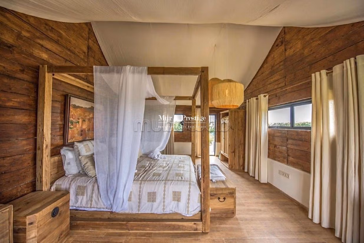 Magnificent villa for sale. 6 comfortable rooms. Working fireplace, Residence with swimming pool. 