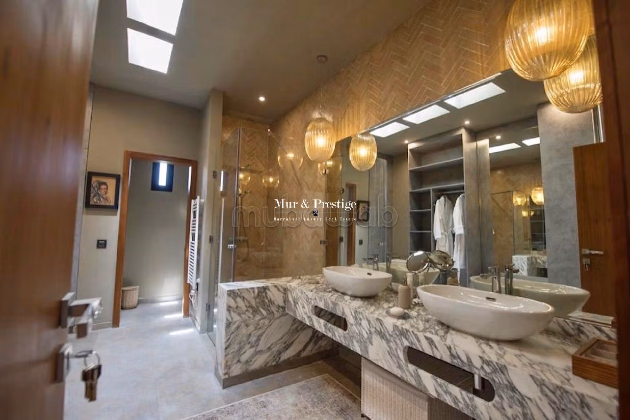 Magnificent villa for sale. 6 comfortable rooms. Working fireplace, Residence with swimming pool. 