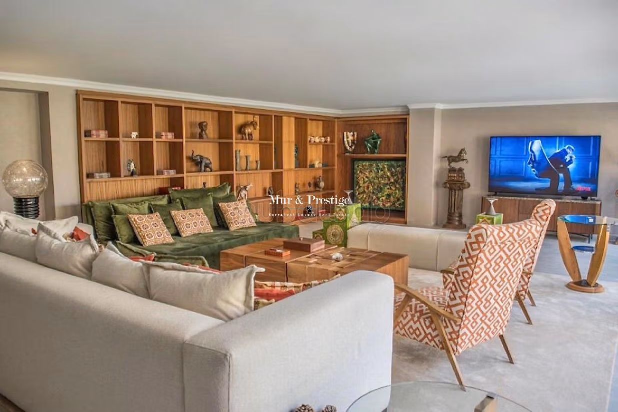 Magnificent villa for sale. 6 comfortable rooms. Working fireplace, Residence with swimming pool. 