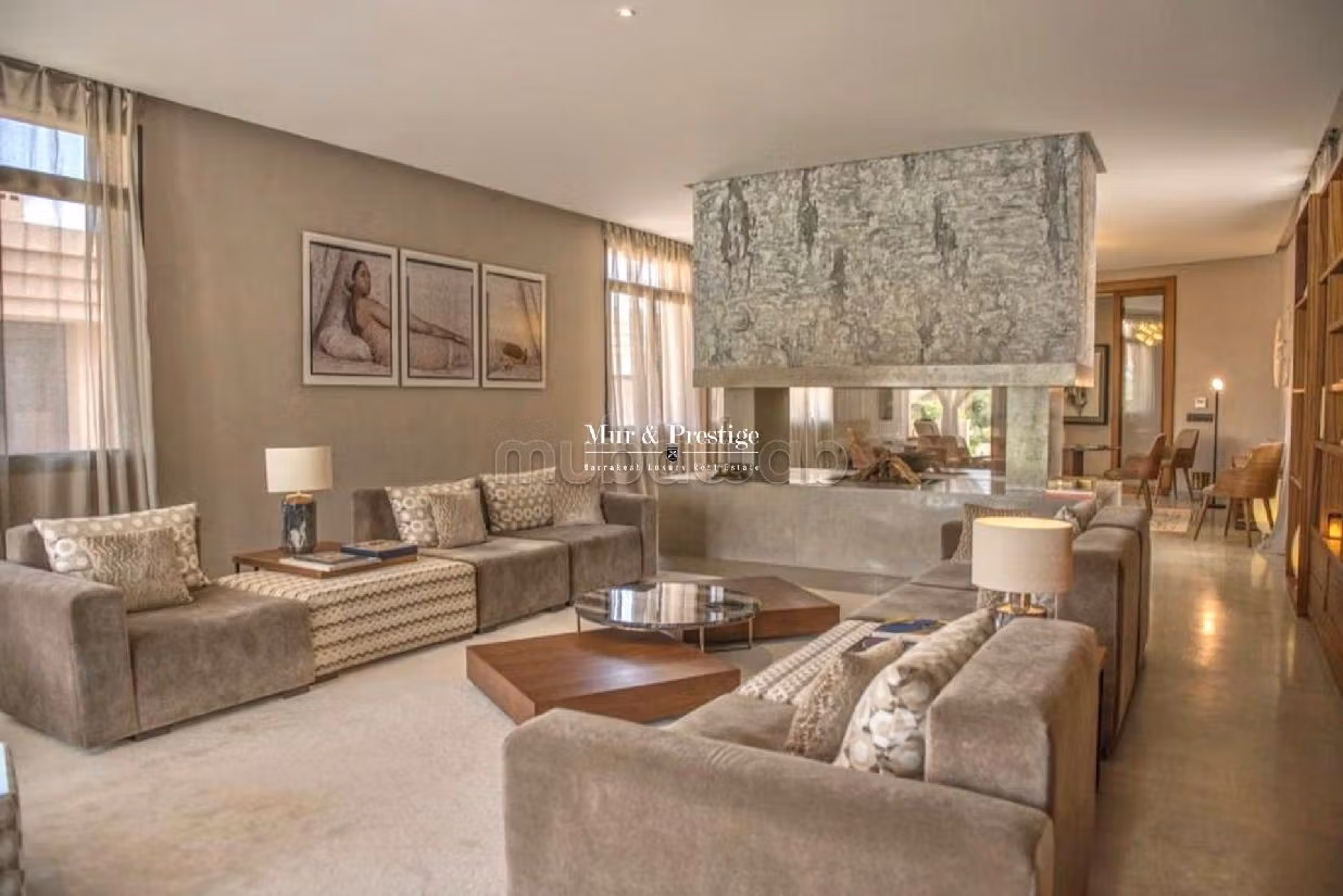 Magnificent villa for sale. 6 comfortable rooms. Working fireplace, Residence with swimming pool. 