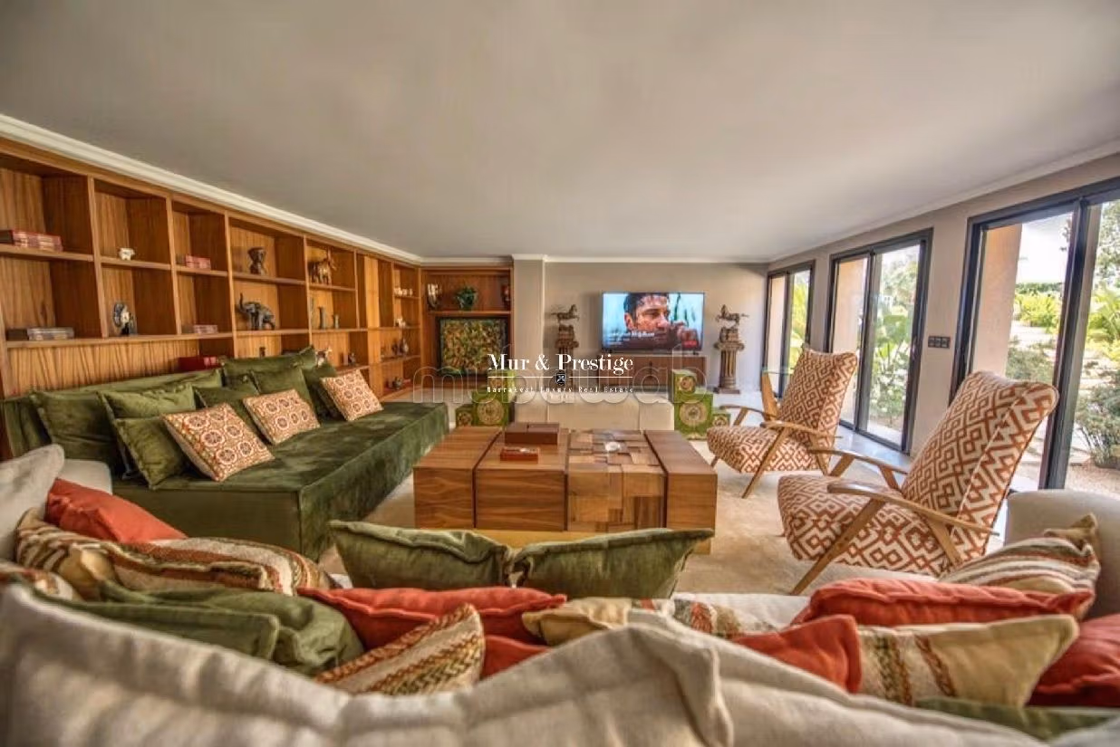 Magnificent villa for sale. 6 comfortable rooms. Working fireplace, Residence with swimming pool. 