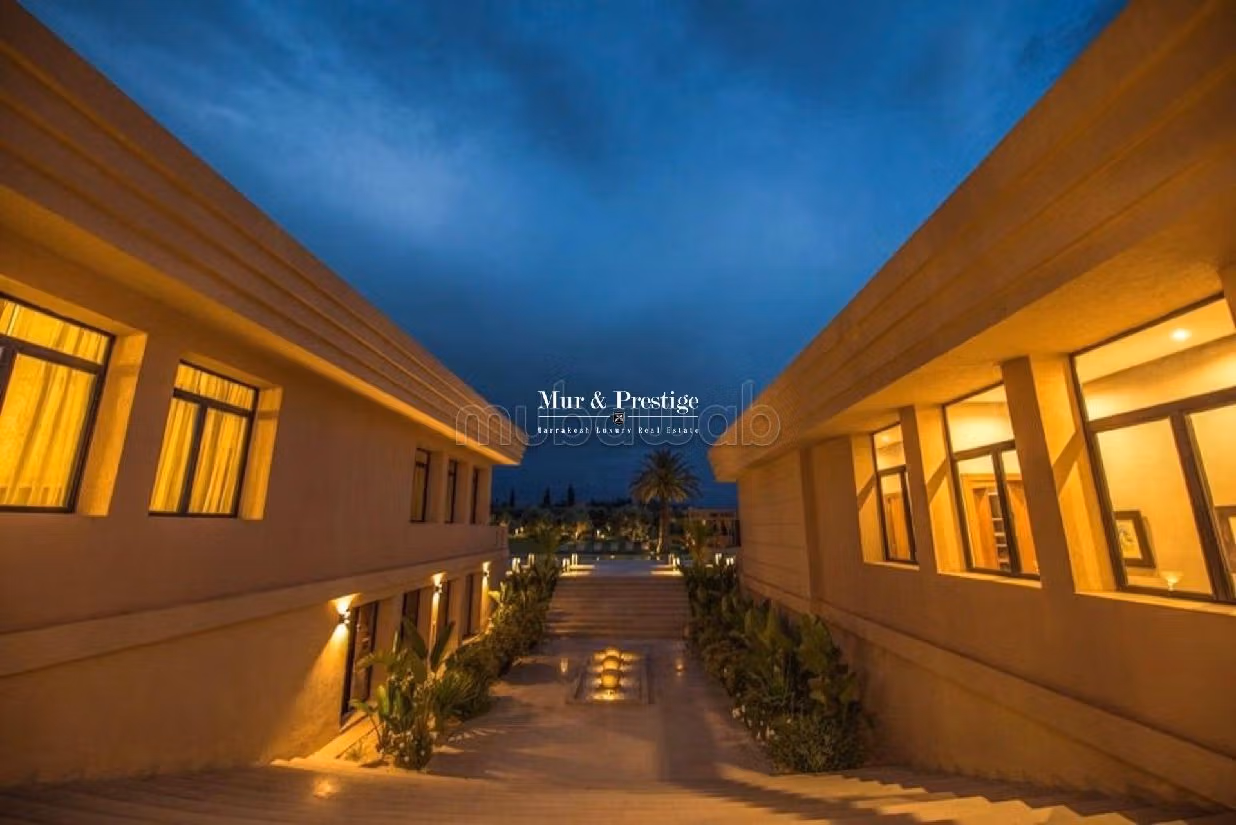 Magnificent villa for sale. 6 comfortable rooms. Working fireplace, Residence with swimming pool. 