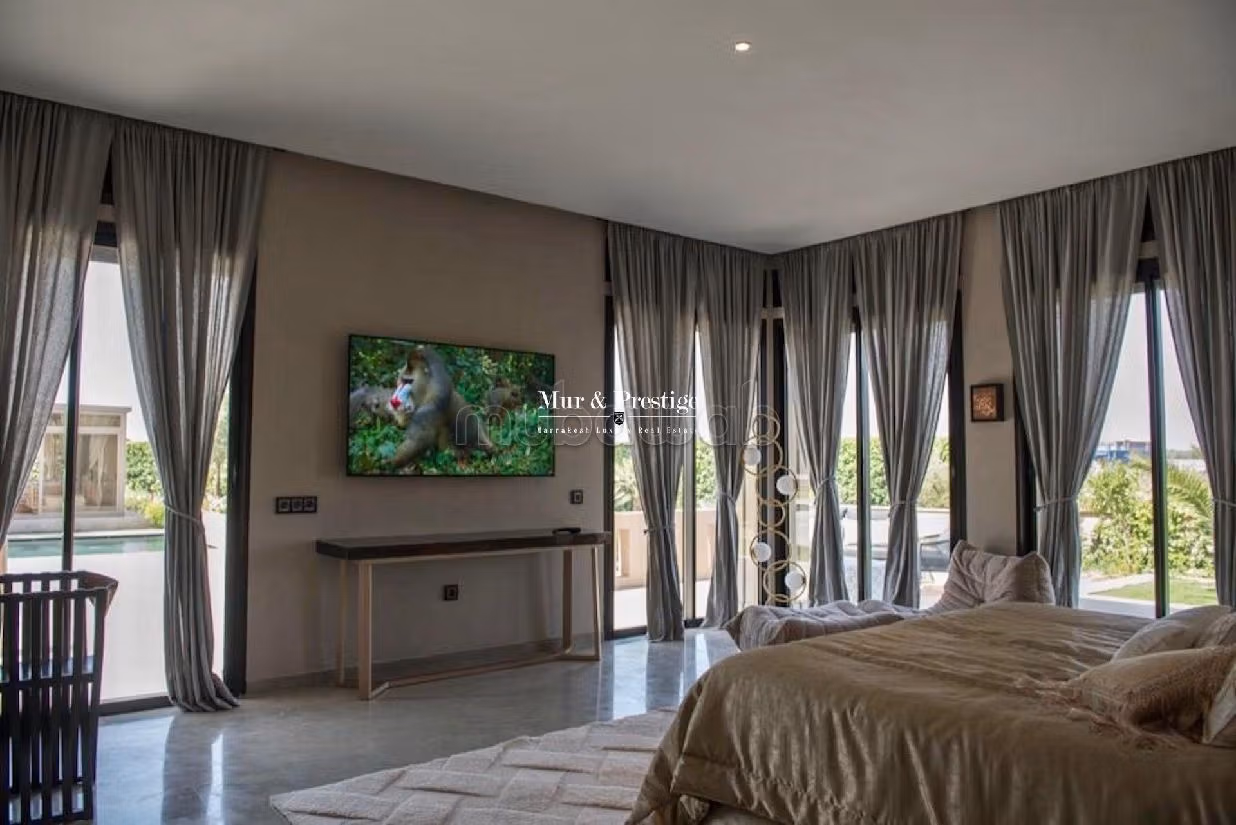 Magnificent villa for sale. 6 comfortable rooms. Working fireplace, Residence with swimming pool. 