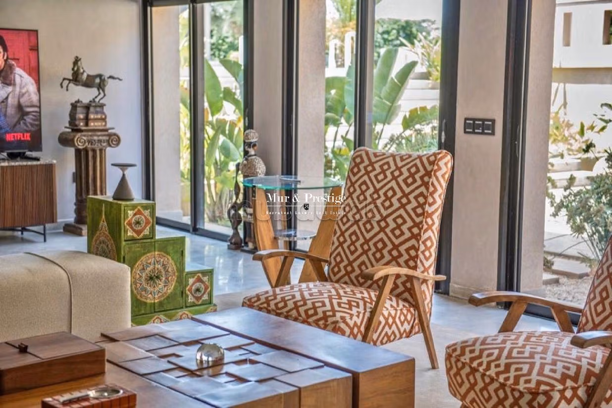 Magnificent villa for sale. 6 comfortable rooms. Working fireplace, Residence with swimming pool. 