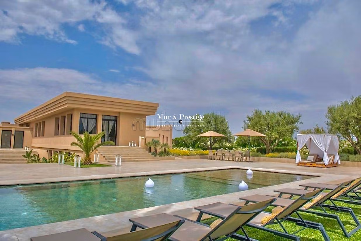 Magnificent villa for sale. 6 comfortable rooms. Working fireplace, Residence with swimming pool. 