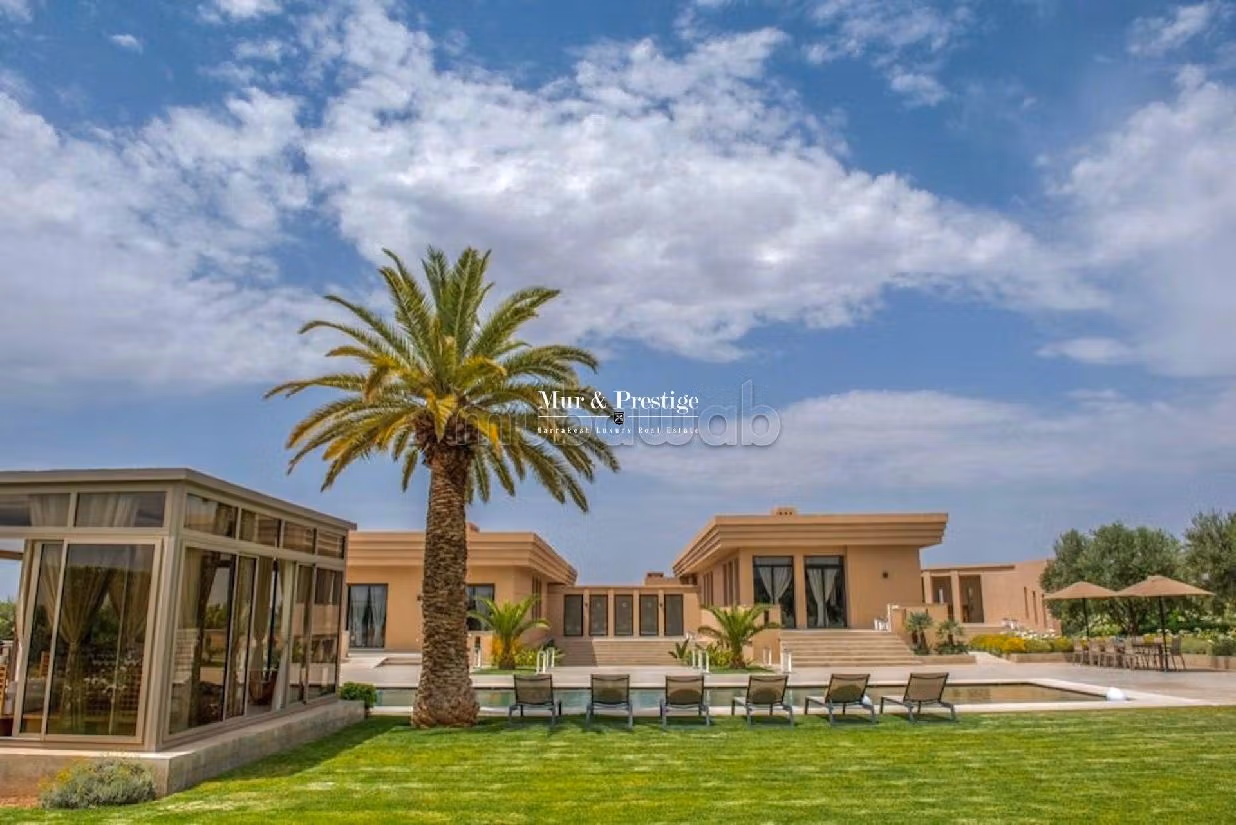 Magnificent villa for sale. 6 comfortable rooms. Working fireplace, Residence with swimming pool. 