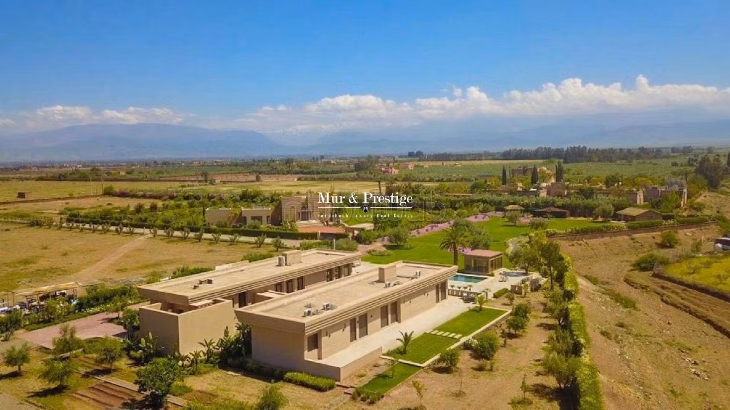 Magnificent villa for sale. 6 comfortable rooms. Working fireplace, Residence with swimming pool. 