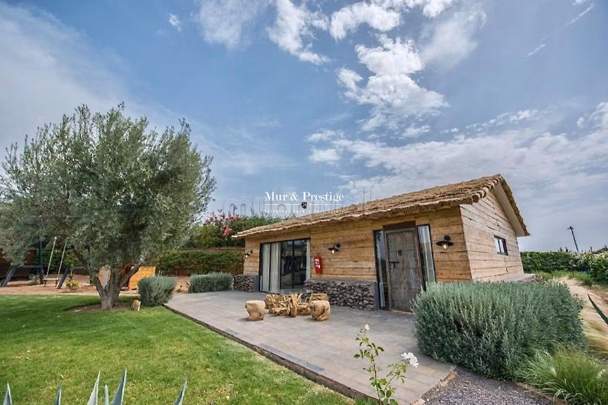 Magnificent villa for sale. 6 comfortable rooms. Working fireplace, Residence with swimming pool. 