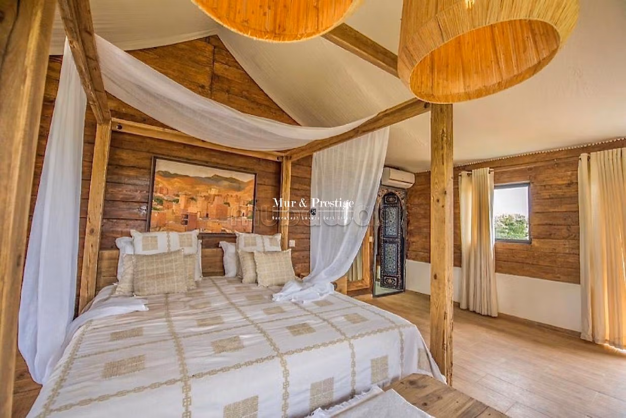 Magnificent villa for sale. 6 comfortable rooms. Working fireplace, Residence with swimming pool. 