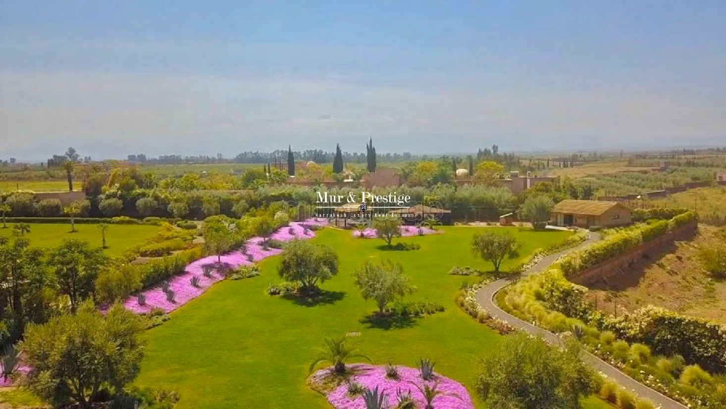 Magnificent villa for sale. 6 comfortable rooms. Working fireplace, Residence with swimming pool. 