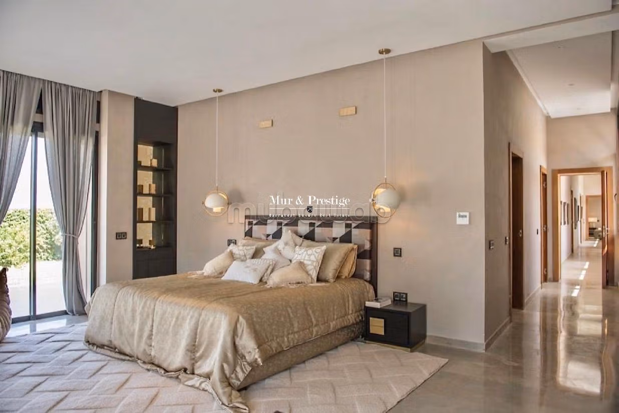 Magnificent villa for sale. 6 comfortable rooms. Working fireplace, Residence with swimming pool. 