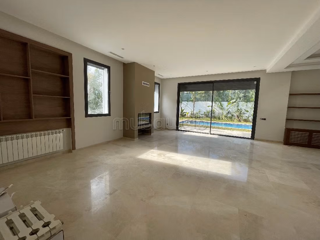 Maison de luxe à louer à Souissi. Surface totale 700 m². Porte blindée, salon marocain traditionnel