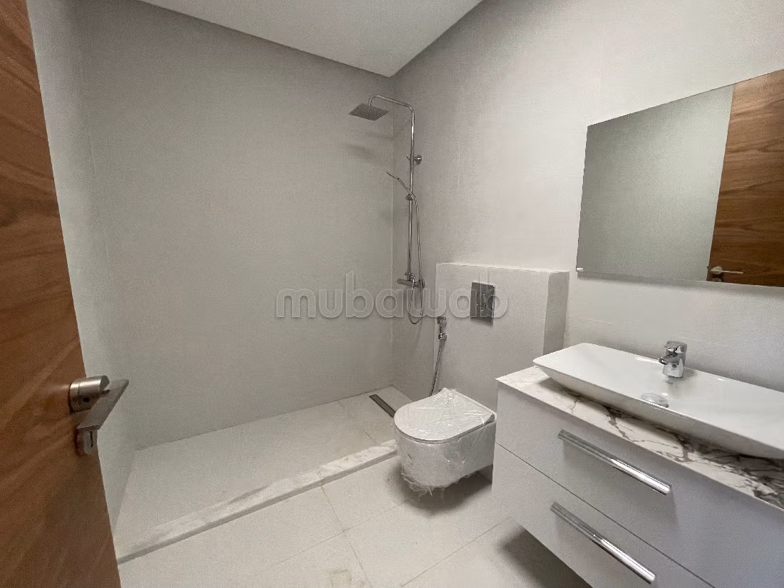 Maison de luxe à louer à Souissi. Surface totale 700 m². Porte blindée, salon marocain traditionnel