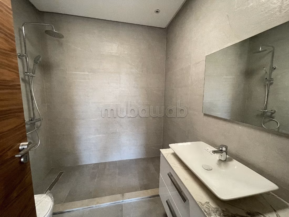 Maison de luxe à louer à Souissi. Surface totale 700 m². Porte blindée, salon marocain traditionnel